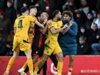 开云体育在线-包含狼队主场大胜，赢得保级的关键胜利的词条