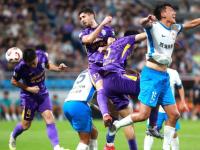 开云官网-某队前锋进球后庆祝，场上气氛热烈