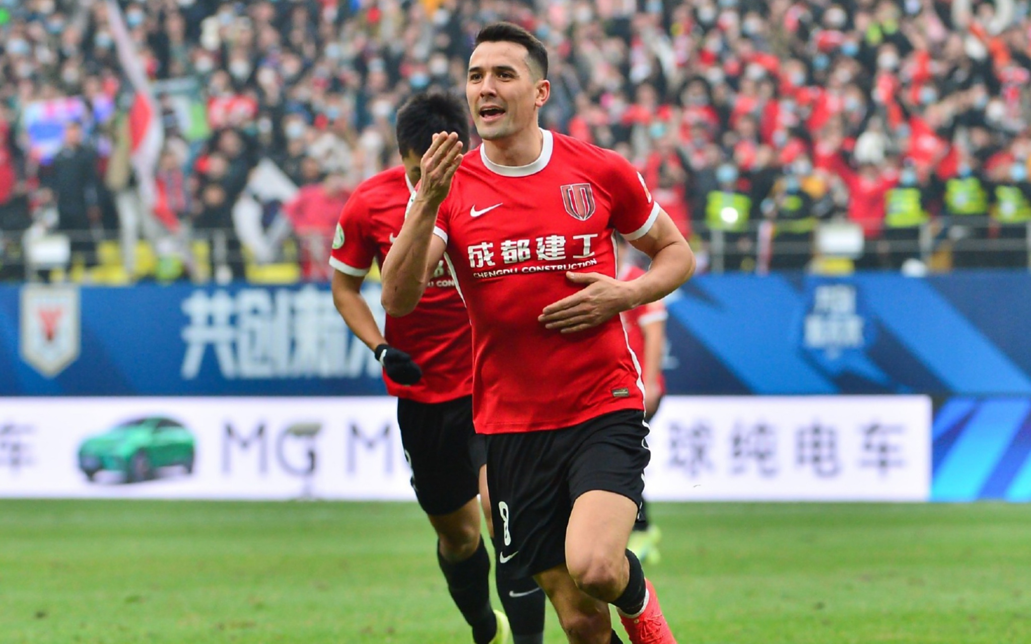 球队士气高昂，全队奋勇争先赢得称赞