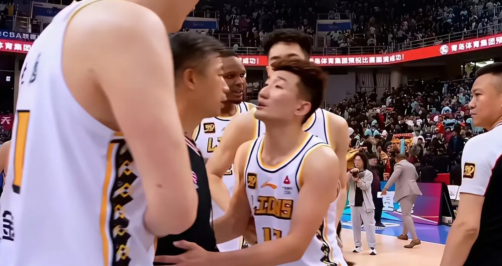 包含浙江广厦遭遇新疆飞虎全方位打击的词条