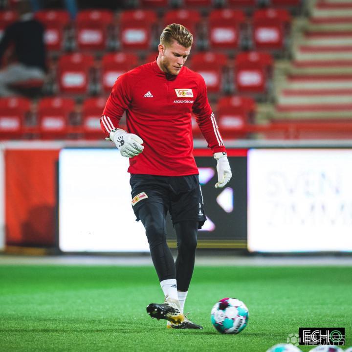 包含美因茨客场逆转成功，取得关键胜利的词条