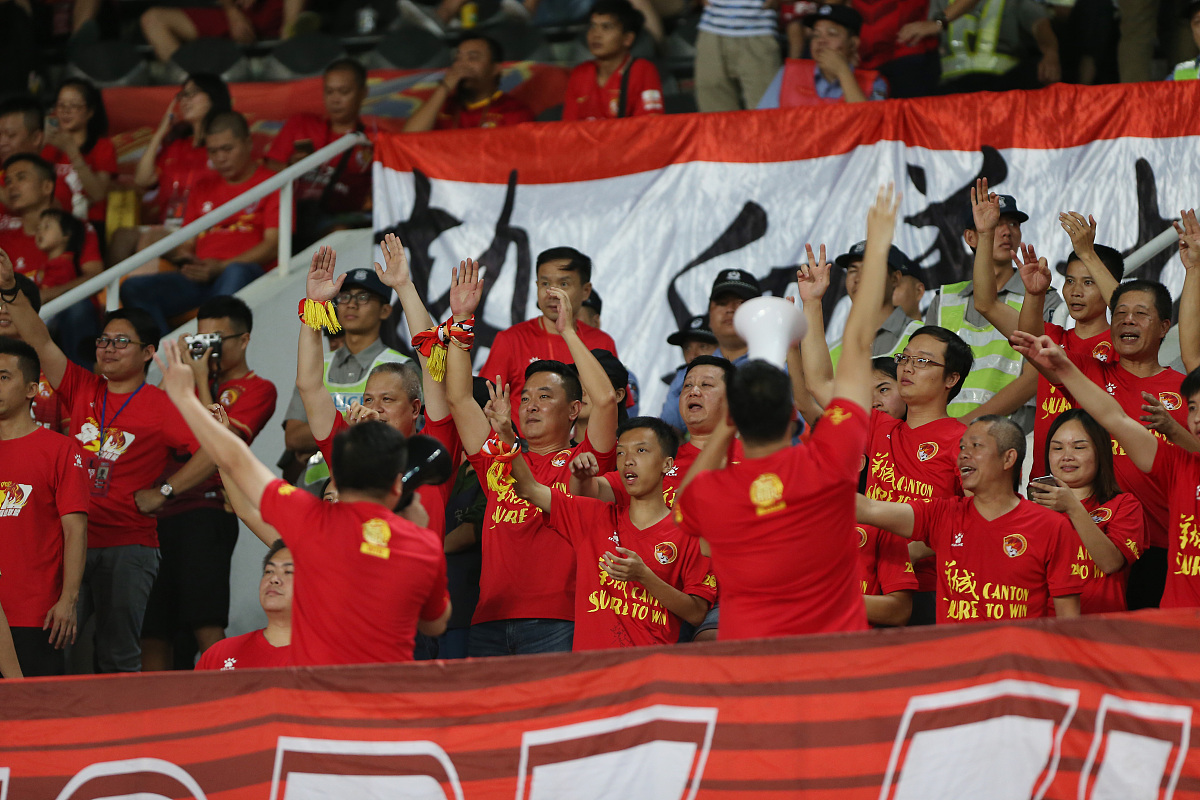 国内足球队取得历史性胜利,赛场氛围热烈 国内足球队取得历史性胜利,赛场氛围热烈