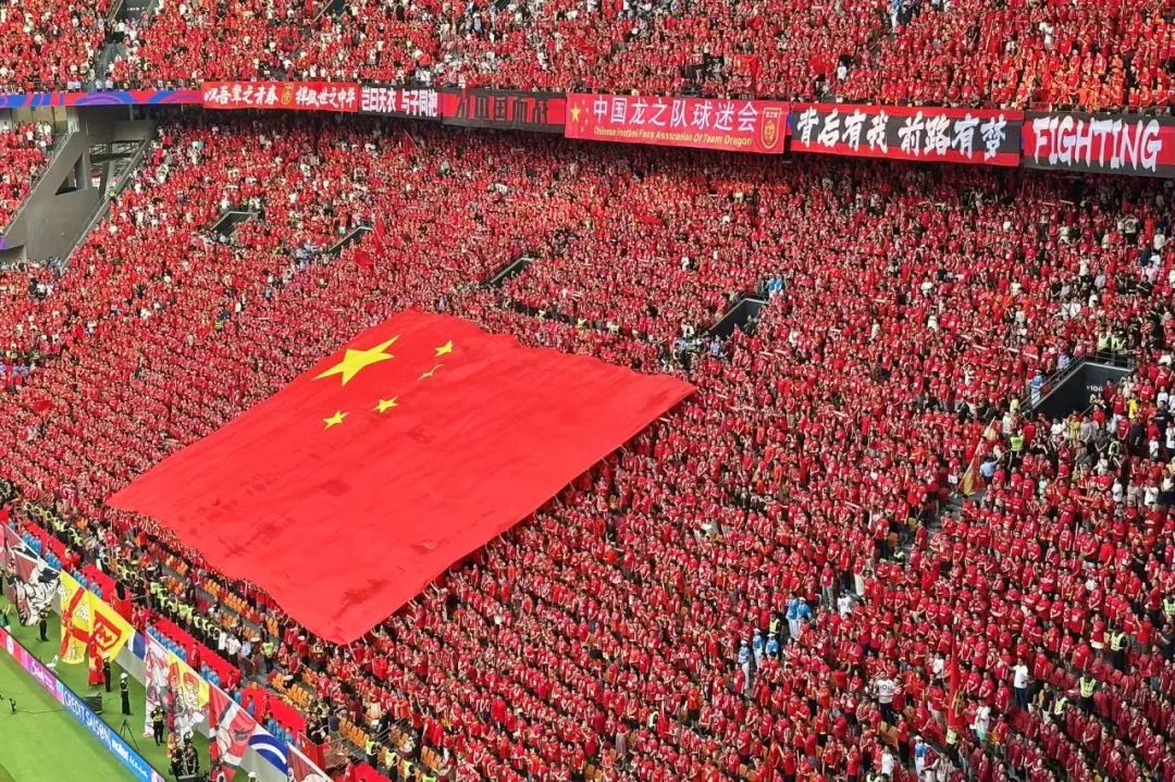 国内足球队取得历史性胜利,赛场氛围热烈 国内足球队取得历史性胜利,赛场氛围热烈