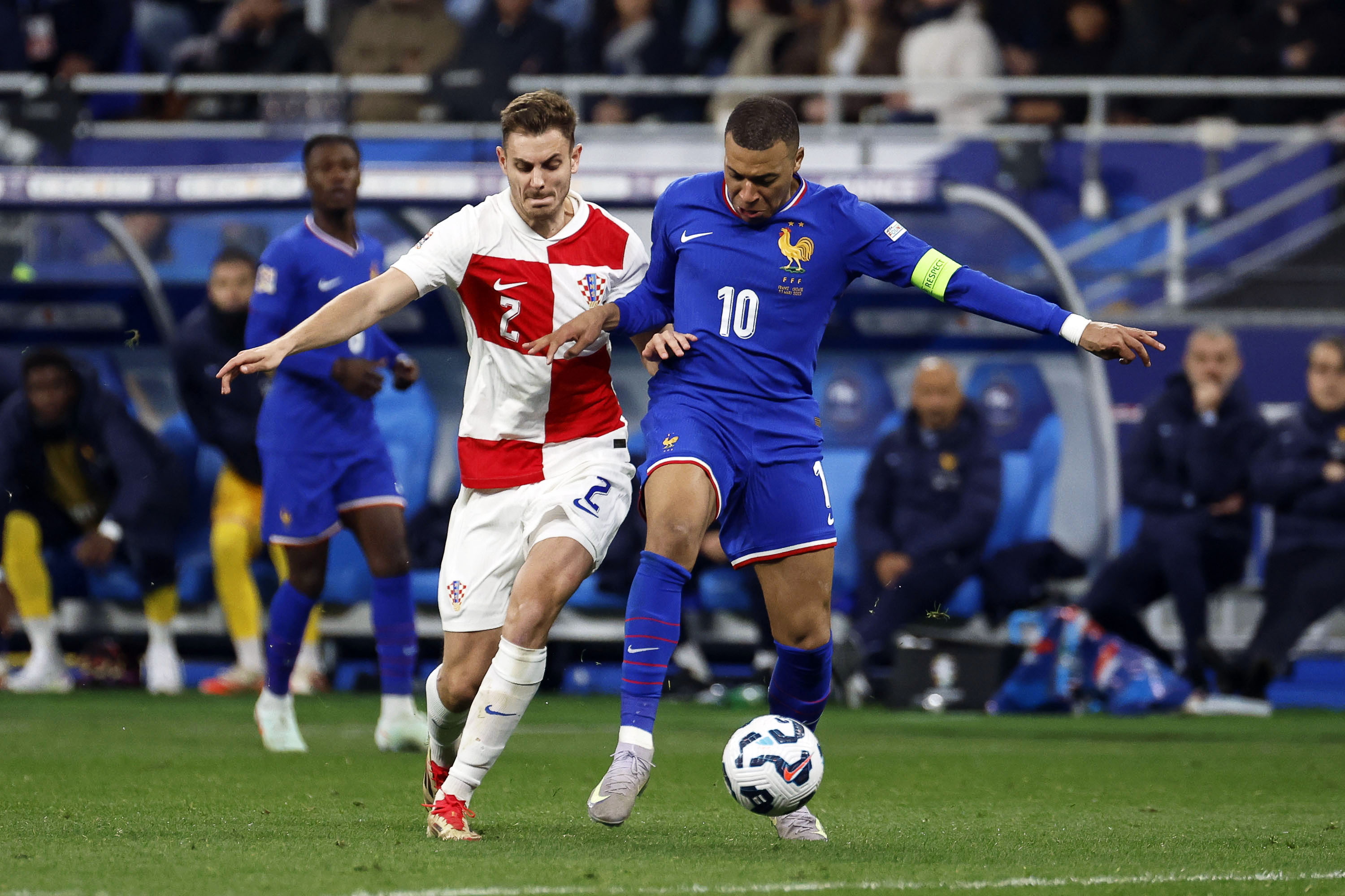 足球狂欢，欧国联半决赛赛前气氛热烈的简单介绍