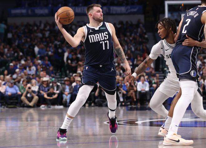 关于马刺轻取勇士，克莱统治全场的信息