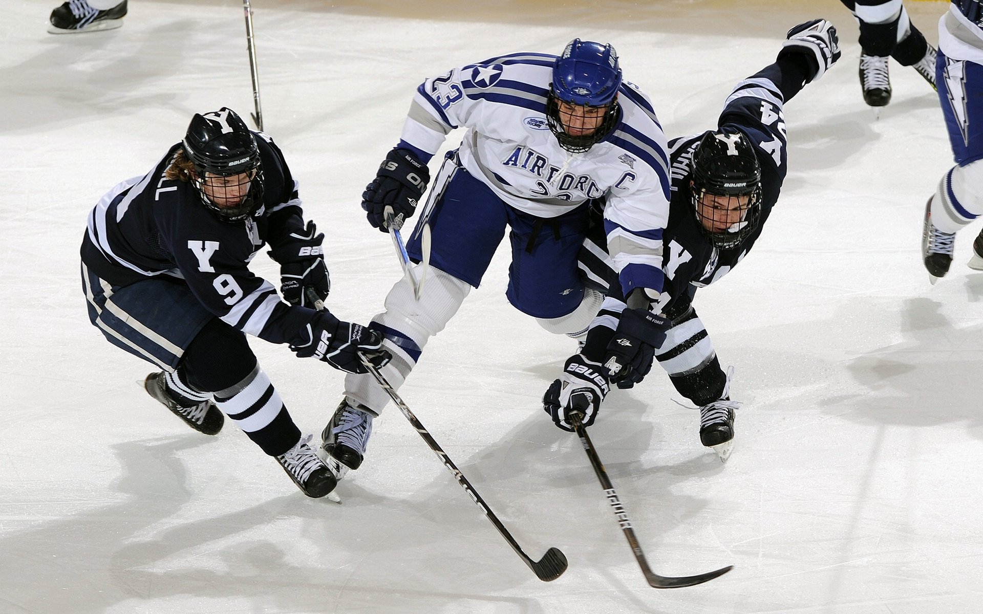 赛道上的孤胆英雄，汉密尔顿扛起全队，雷诺险胜迈凯伦的背后