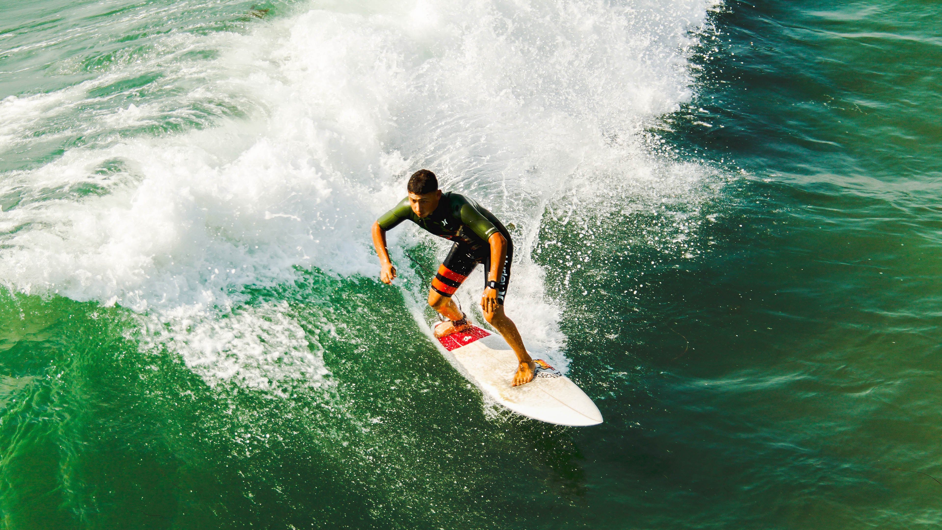 赛道风云，阿隆索统治全场，梅赛德斯横扫红牛二队